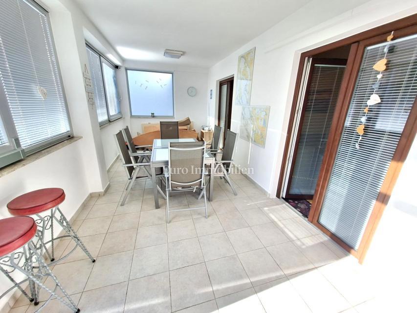 Città di Krk - appartamento con giardino vicino al mare