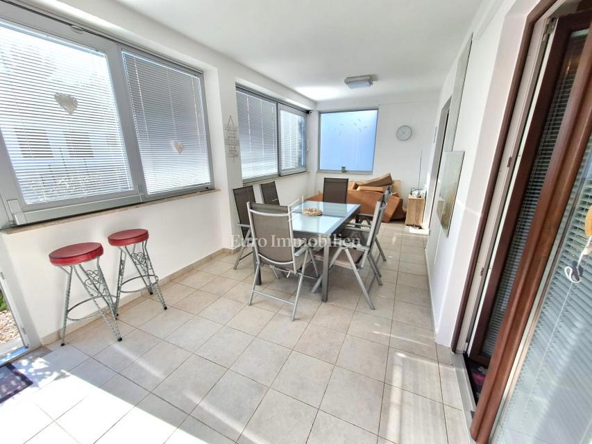 Città di Krk - appartamento con giardino vicino al mare