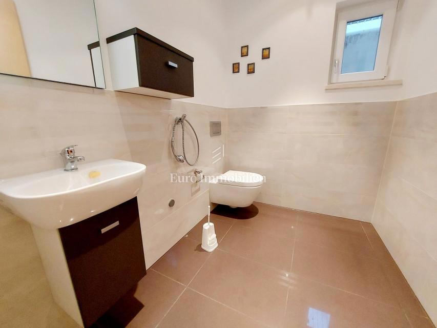 Rovigno - villa moderna con ampio giardino