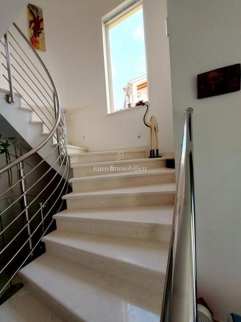 Rovigno - villa moderna con ampio giardino