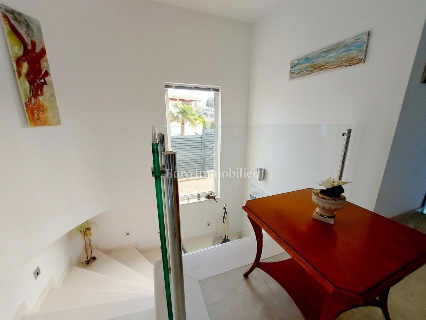 Rovigno - villa moderna con ampio giardino