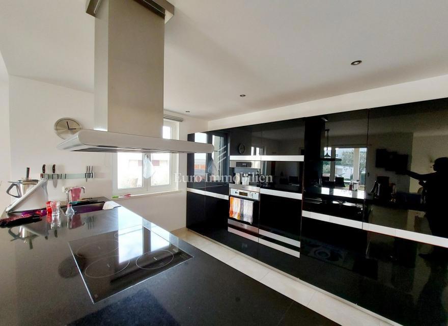 Rovigno - villa moderna con ampio giardino