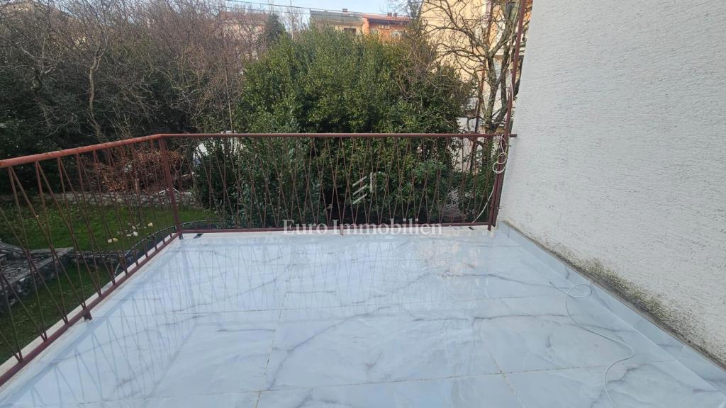 Crikvenica - casa su tre piani, 2a fila dal mare