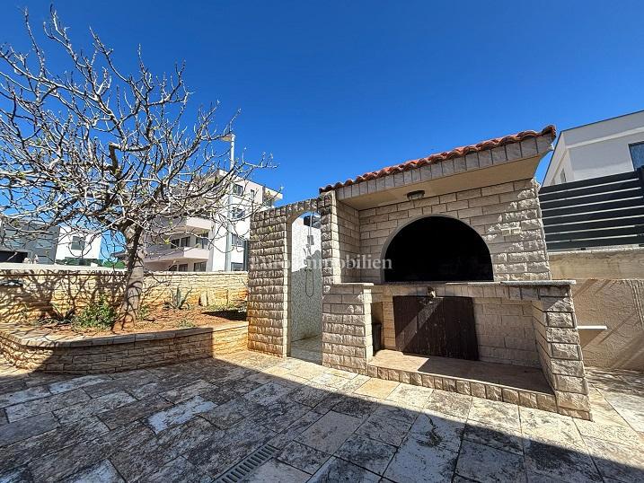 Pag - casa con 4 appartamenti e un grande cortile