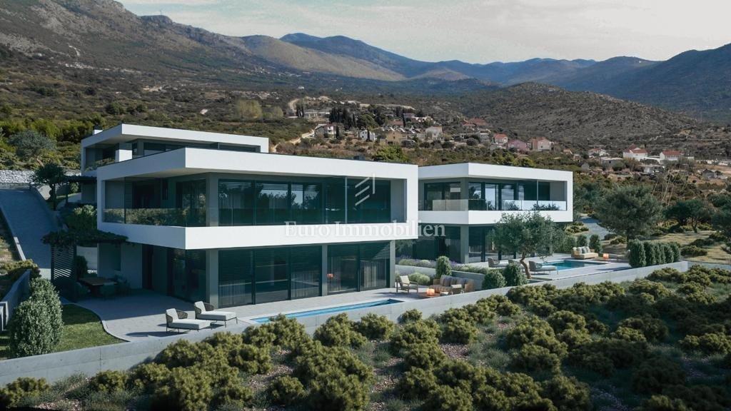 Terreno con permesso per tre ville con piscina