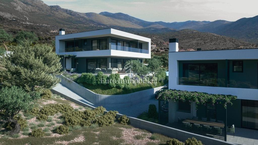 Terreno con permesso per tre ville con piscina