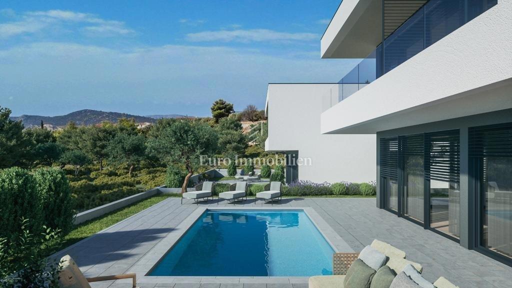 Terreno con permesso per tre ville con piscina