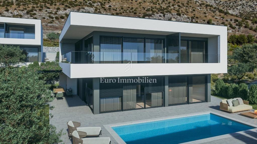 Terreno con permesso per tre ville con piscina