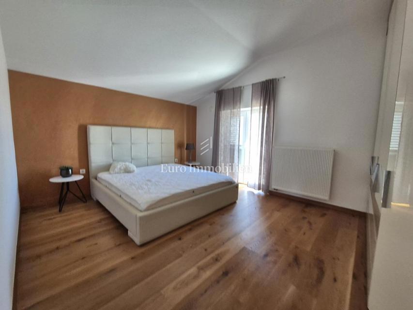 Tisno - casa con piscina e vista mare