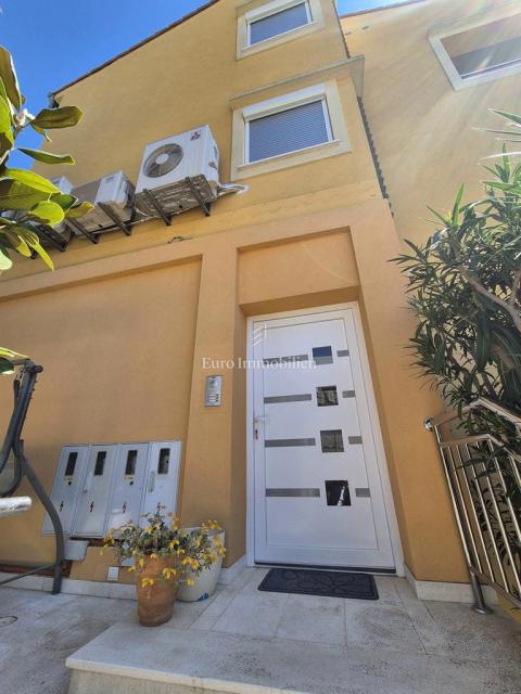 Tisno - casa con piscina e vista mare