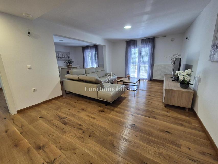 Tisno - casa con piscina e vista mare