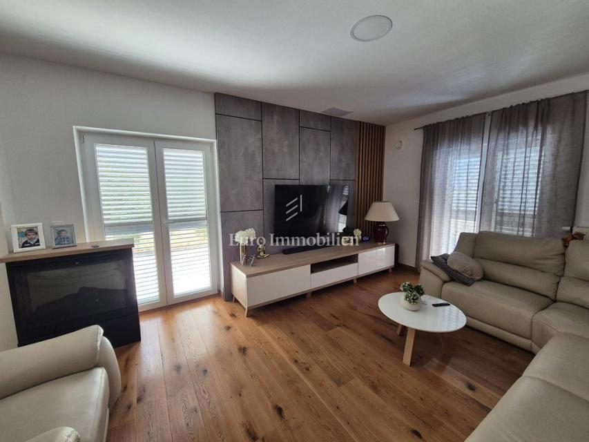 Tisno - casa con piscina e vista mare