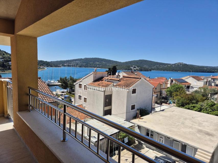 Tisno - casa con piscina e vista mare