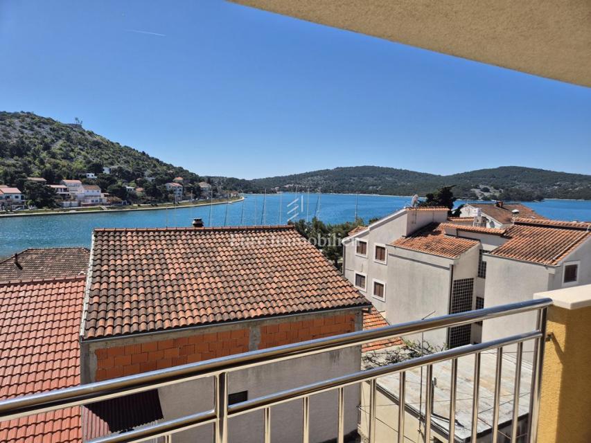 Tisno - casa con piscina e vista mare