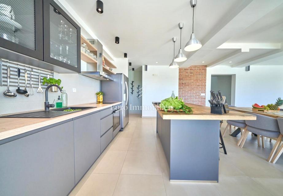 Kaštela - villa con piscina su un ampio terreno