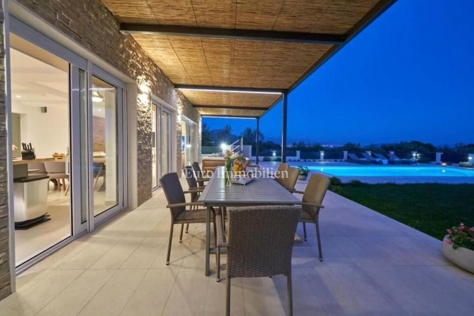 Kaštela - villa con piscina su un ampio terreno