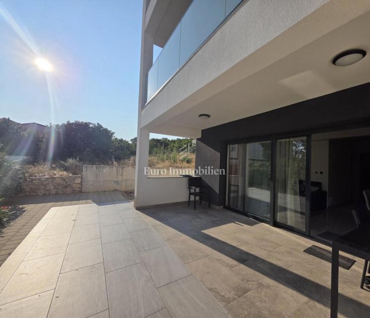 Novi Vinodolski - nuovo edificio, piano terra con giardino