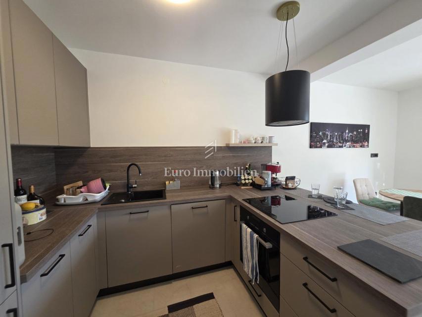 Novi Vinodolski - nuovo edificio, piano terra con giardino