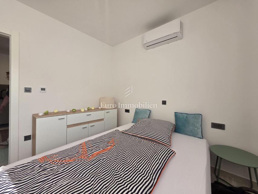 Novi Vinodolski - nuovo edificio, piano terra con giardino