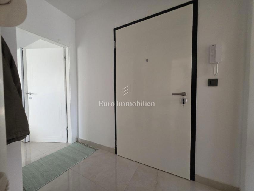 Novi Vinodolski - nuovo edificio, piano terra con giardino