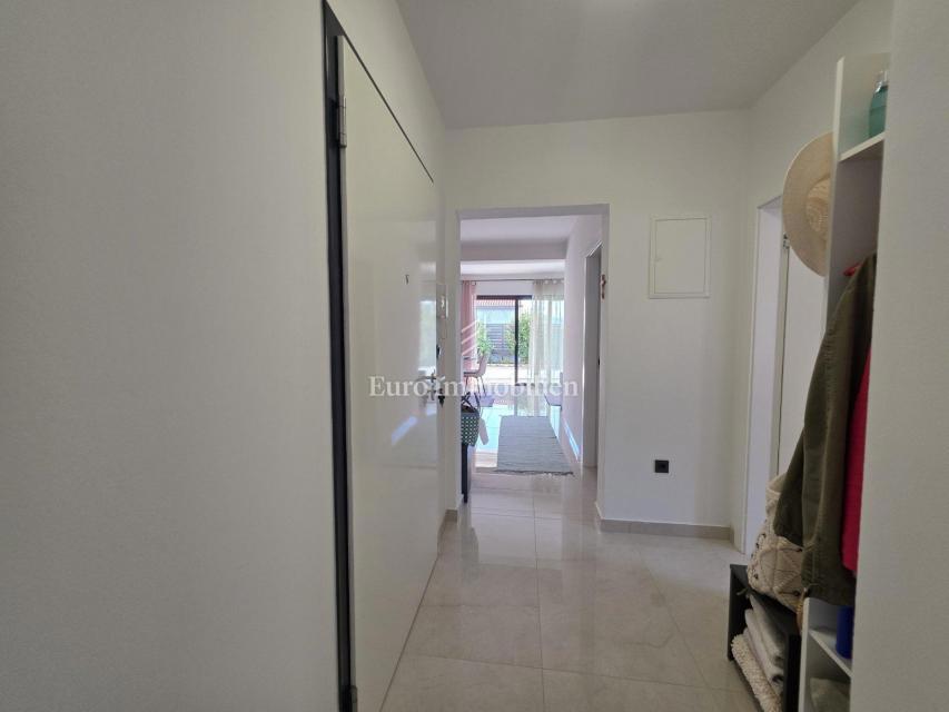 Novi Vinodolski - nuovo edificio, piano terra con giardino