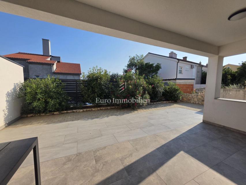 Novi Vinodolski - nuovo edificio, piano terra con giardino