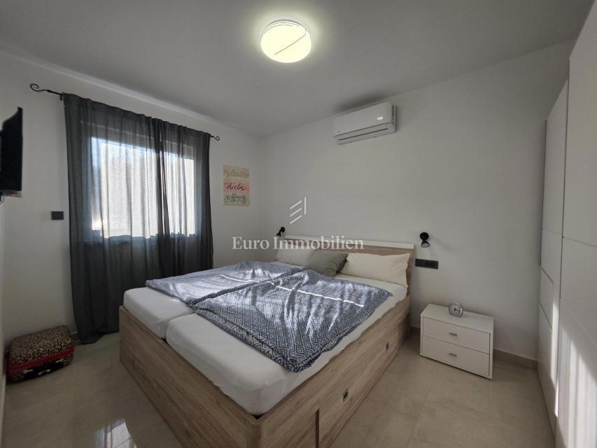 Novi Vinodolski - nuovo edificio, piano terra con giardino