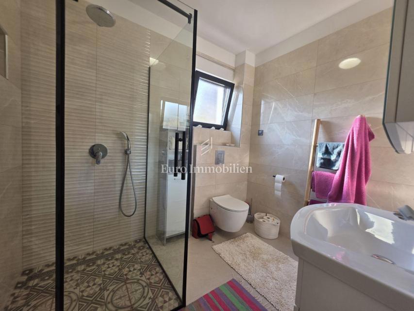 Novi Vinodolski - nuovo edificio, piano terra con giardino