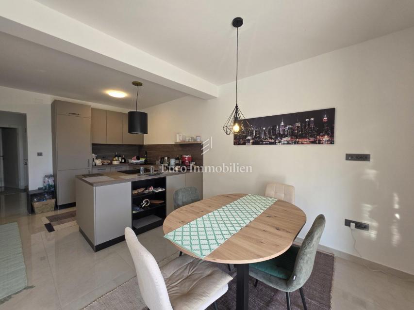 Novi Vinodolski - nuovo edificio, piano terra con giardino