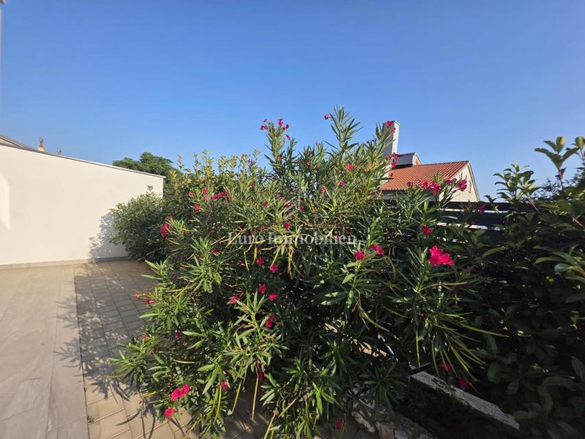 Novi Vinodolski - nuovo edificio, piano terra con giardino