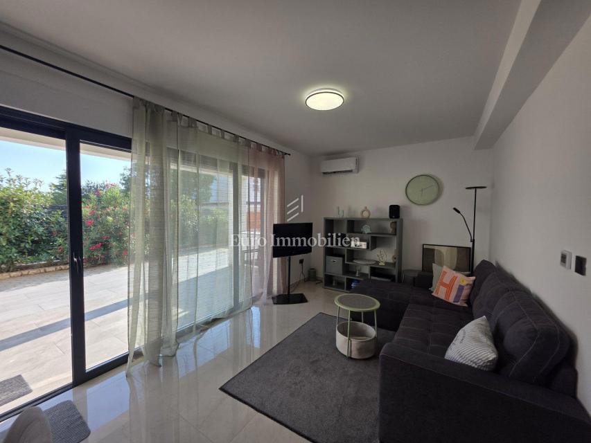 Novi Vinodolski - nuovo edificio, piano terra con giardino