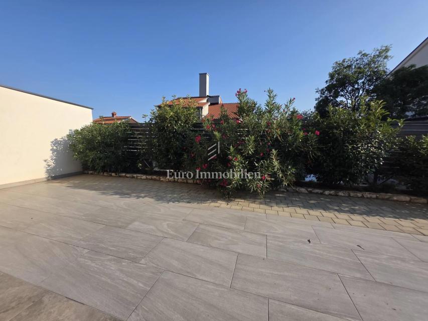 Novi Vinodolski - nuovo edificio, piano terra con giardino