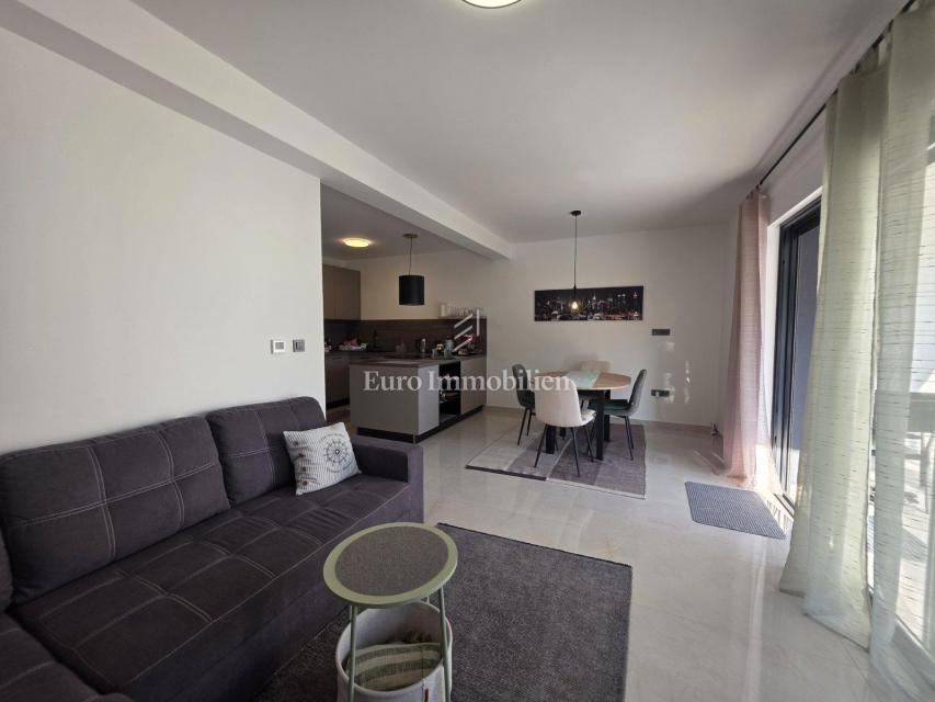 Novi Vinodolski - nuovo edificio, piano terra con giardino