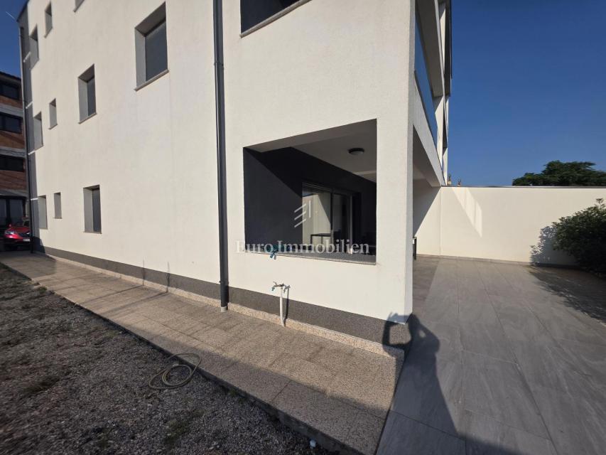 Novi Vinodolski - nuovo edificio, piano terra con giardino