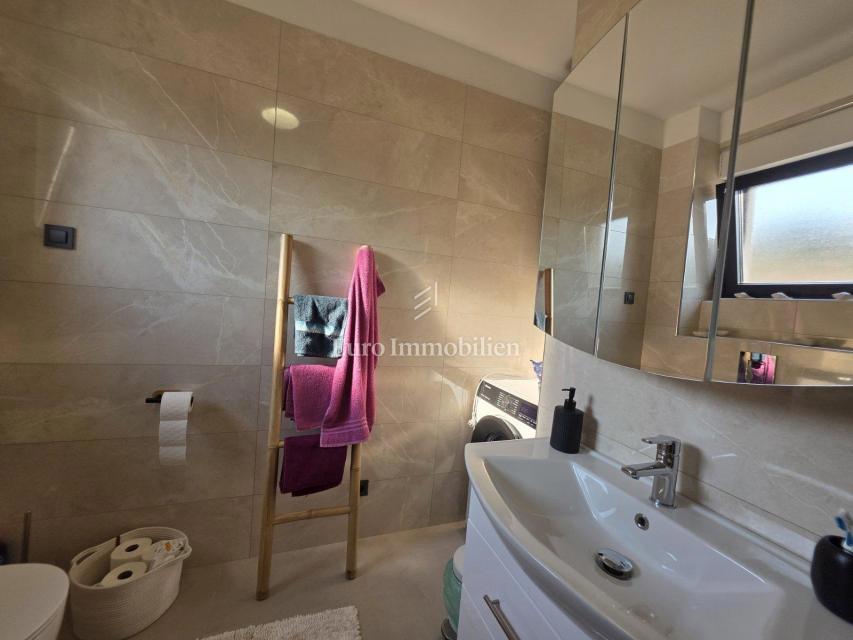 Novi Vinodolski - nuovo edificio, piano terra con giardino