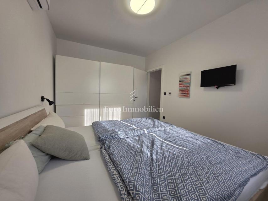 Novi Vinodolski - nuovo edificio, piano terra con giardino