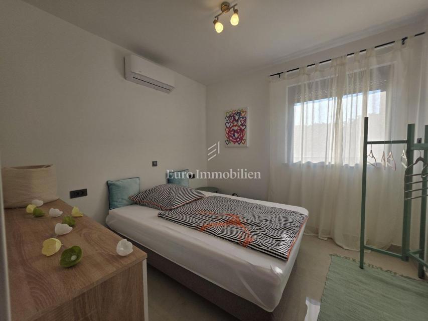 Novi Vinodolski - nuovo edificio, piano terra con giardino