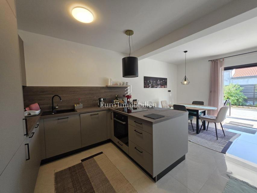 Novi Vinodolski - nuovo edificio, piano terra con giardino