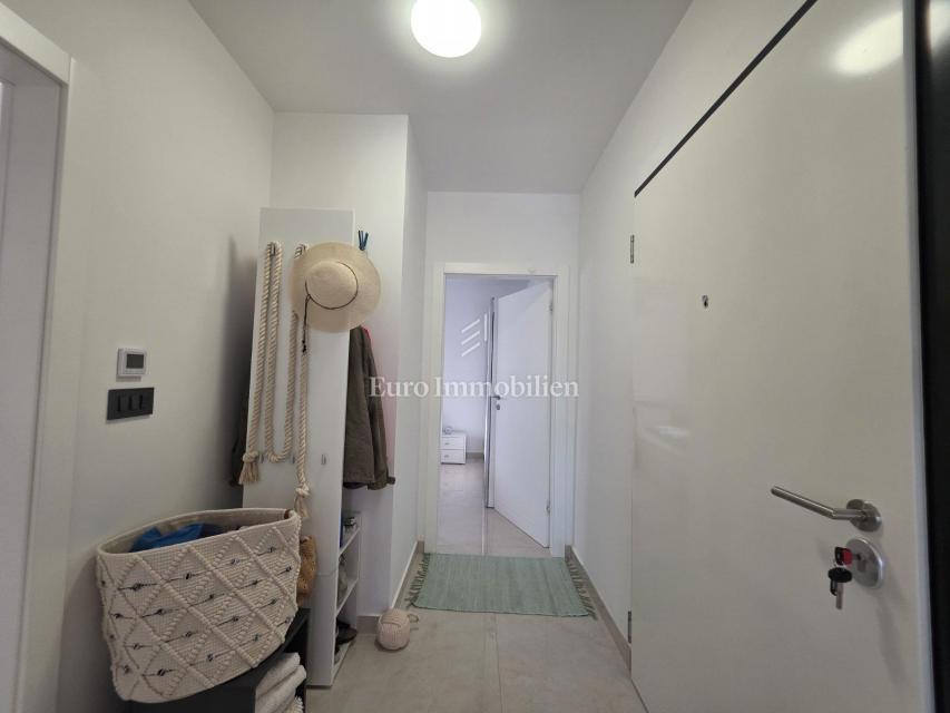 Novi Vinodolski - nuovo edificio, piano terra con giardino