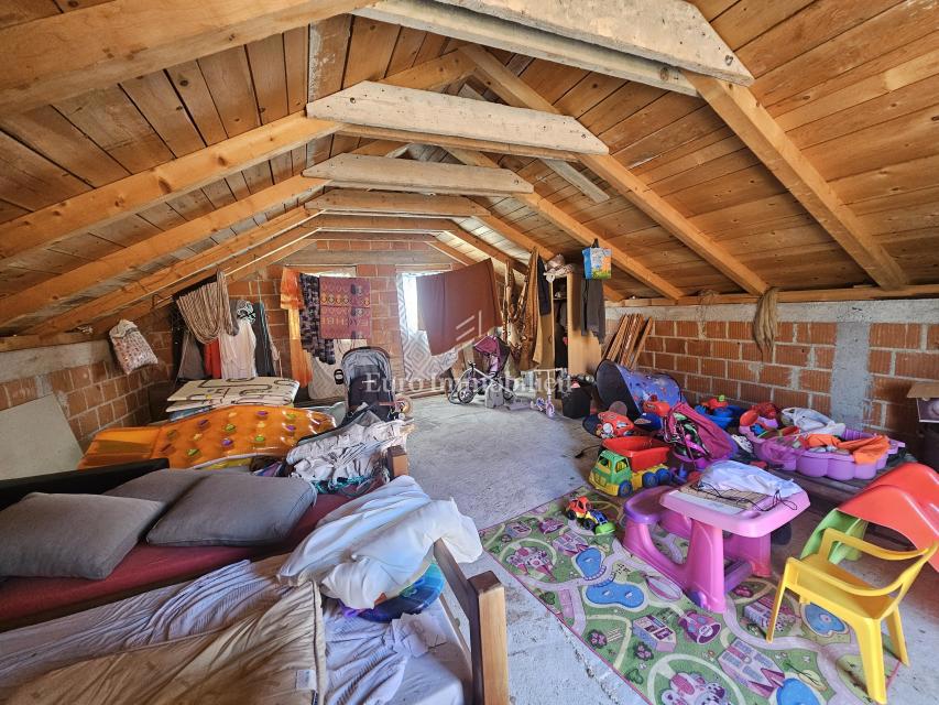 Casa con due appartamenti vicino a Malinska