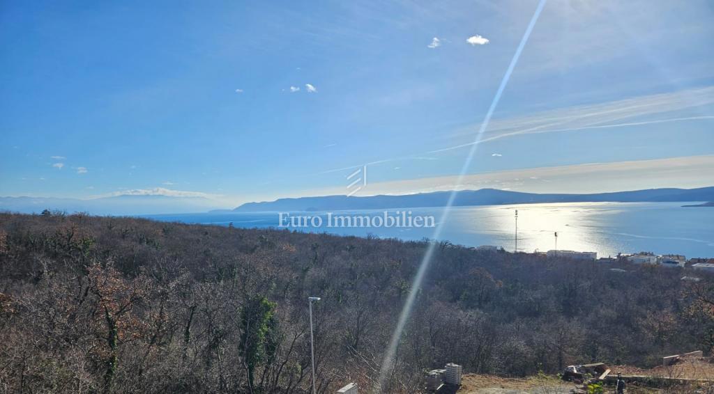 Crikvenica, terreno con vista panoramica sul mare