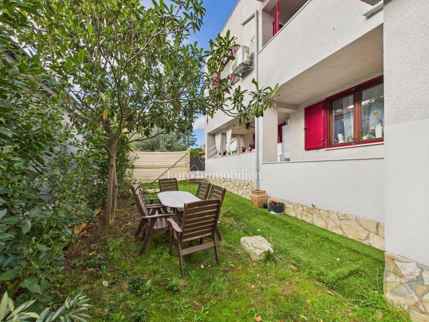 Casa con 4 appartamenti e piscina, 350 m dal mare