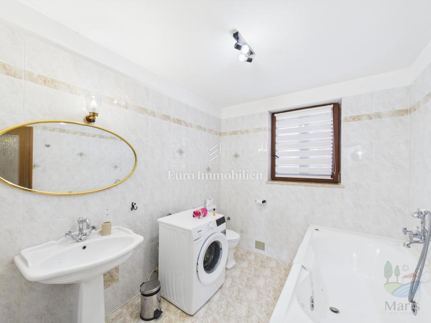 Casa con 4 appartamenti e piscina, 350 m dal mare