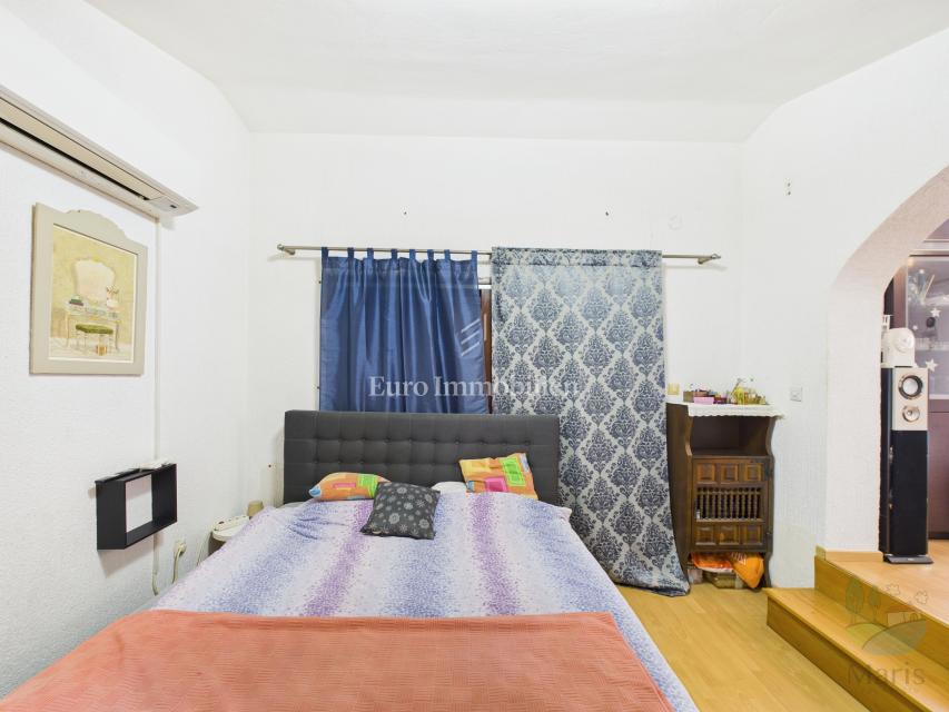 Casa con 4 appartamenti e piscina, 350 m dal mare