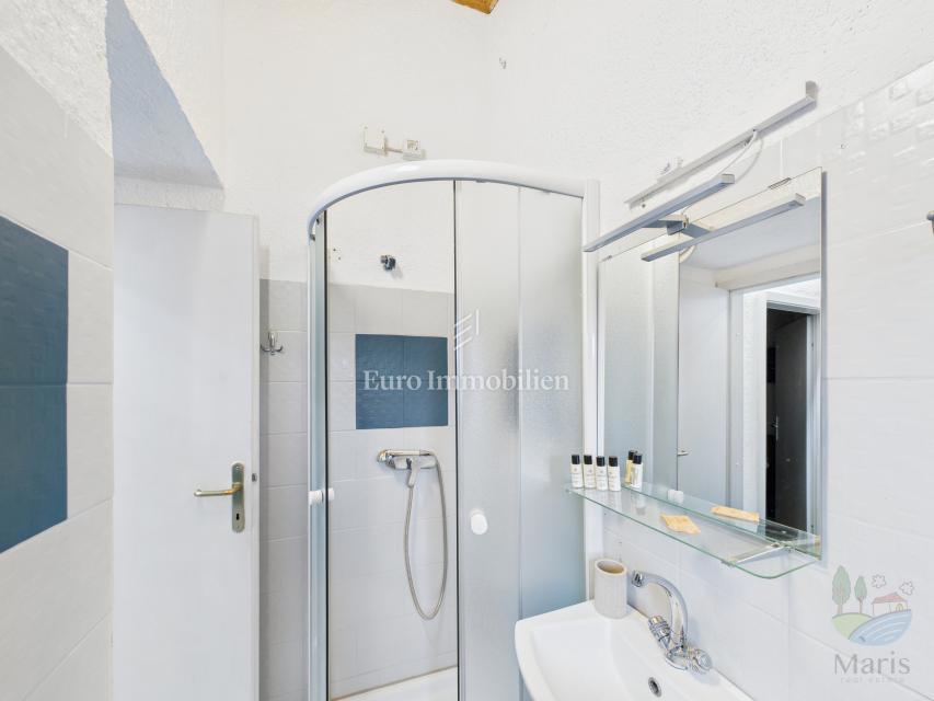 Casa con 4 appartamenti e piscina, 350 m dal mare