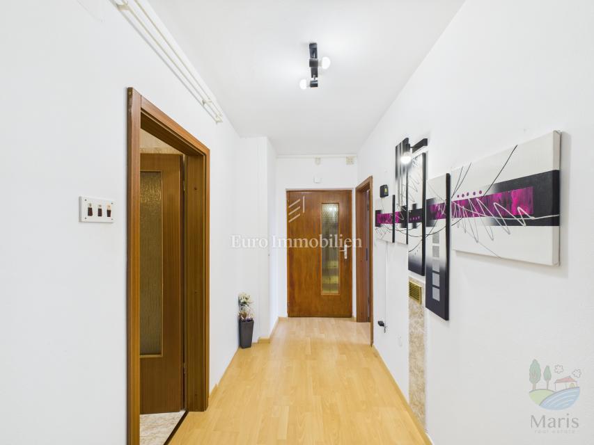 Casa con 4 appartamenti e piscina, 350 m dal mare