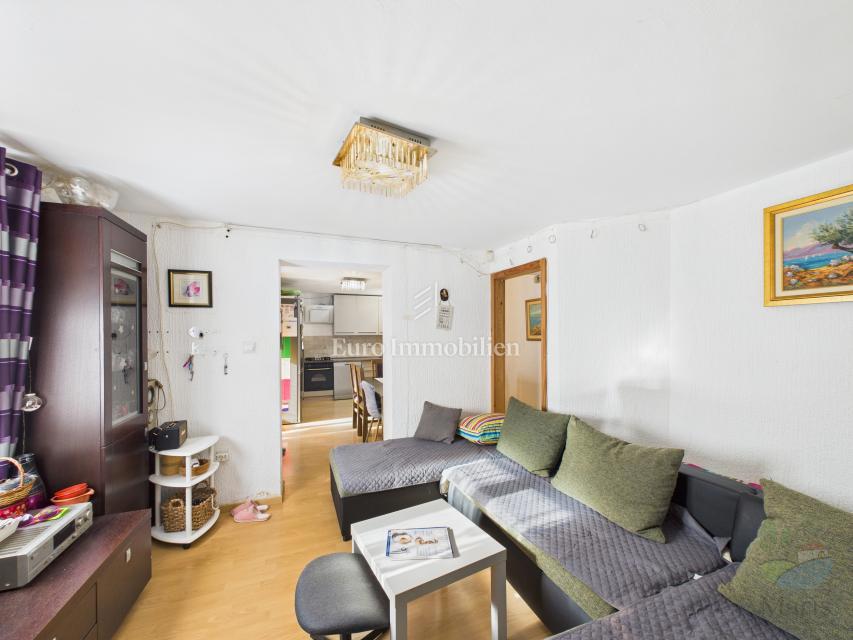 Casa con 4 appartamenti e piscina, 350 m dal mare