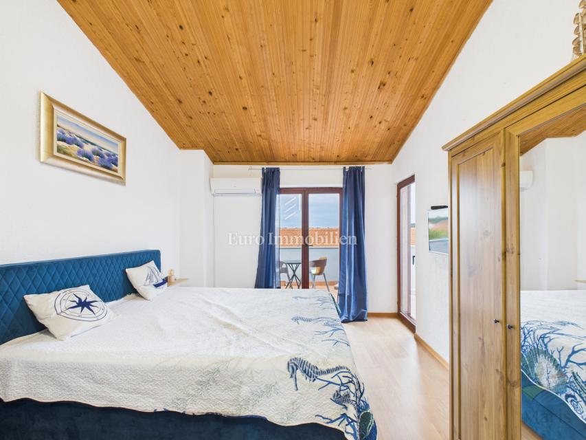 Casa con 4 appartamenti e piscina, 350 m dal mare