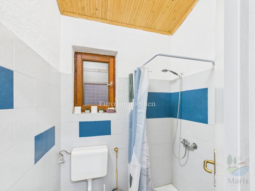 Casa con 4 appartamenti e piscina, 350 m dal mare