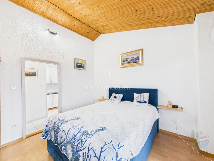 Casa con 4 appartamenti e piscina, 350 m dal mare